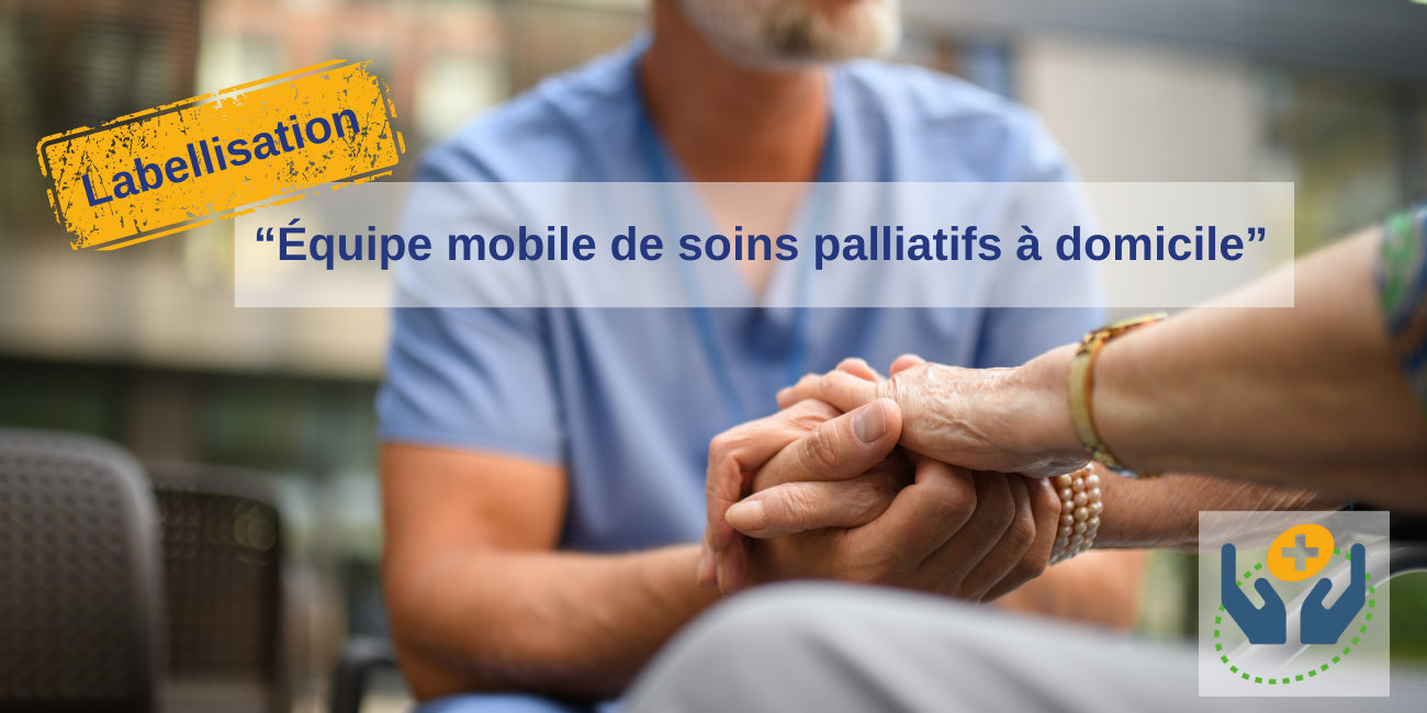 Professionnel paramédical qui tient la main d'un patient